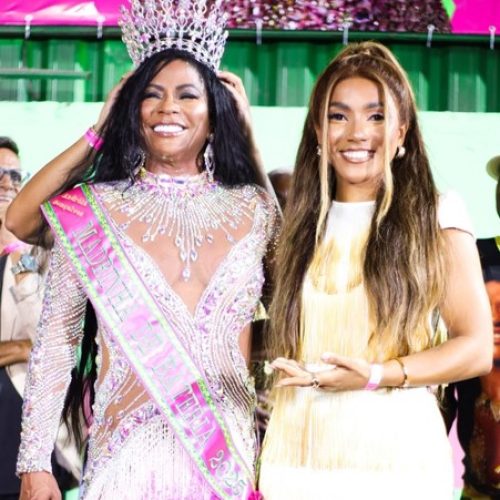 Andreia Gonçalves é coroada por Mayara Lima como madrinha de bateria da Lins Imperial